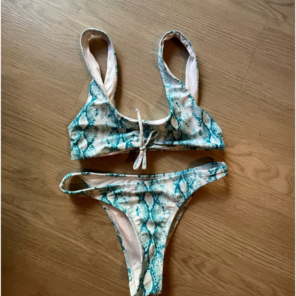 Snake skin print white and blue bikini